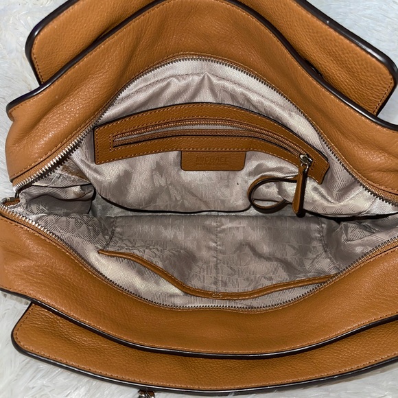 Michael kors ,softly structured leather shoulder bag/ signature hardware - Picture 2 of 10